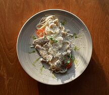 Паста с цыпленком и вешенками