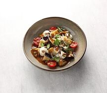 Теплый салат с хрустящими баклажанами и сливочным сыром