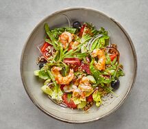 Салат средиземноморский с креветками, киноа, томатами, трюфельным соусом