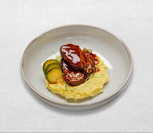 Говяжья голяшка с соусом Порто и трюфельным пюре