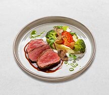 Медальоны из говядины с печеными овощами