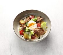 Салат с куриной печенью и яйцом пашот