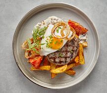 Бифштекс из говядины с картофельными чипсами