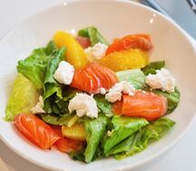 Салат со слабосолёным лососем