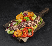 Стейк-салат с ореховым соусом