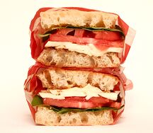 Бутерброд с томатами и моцареллой 