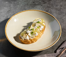 Брускетта с сыром бри и грушей