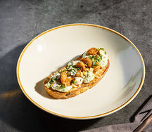 Брускетта с тигровой креветкой