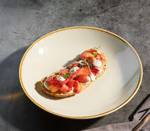 Брускетта с сёмгой гравлакс