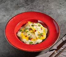 Салат с тигровой креветкой и грушей