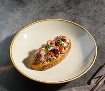 Брускетта с ростбифом