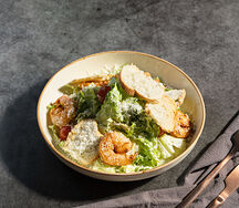 Цезарь с тигровой креветкой