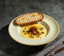 Сырный суп Чеддер с тигровыми креветками