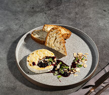 Камамбер с ягодным соусом