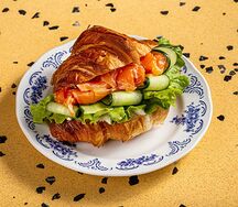 Круассан с форелью и крем сыром