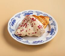 Круассан с клубникой