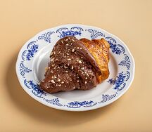 Круассан с шоколадом