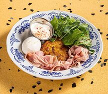 Драник картофельный с мортаделлой и яйцом пашот, сметаной и салатом