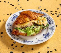 Круассан с курицей и сыром