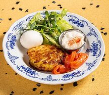 Драник картофельный с форелью и яйцом пашот, сметаной и салатом