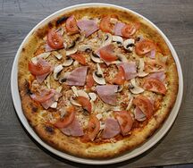 Пицца с ветчиной и грибами