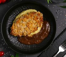 Котлета пожарская с картофельным пюре и перечным соусом