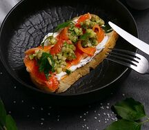 Тост со слабосолёным лососем и подкопченным сыром