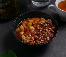 Овсяная каша с бананом, грецким орехом и солёной карамелью