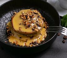 Банановые панкейки с фундучным курдом и карамелизированным фундуком