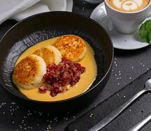 Сырники с кремом из ряженки и малиновым конфитюром