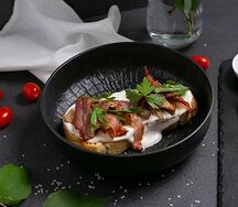 Тост с беконом, цыпленком и кремом пармезан