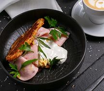 Флэт круассан с мортаделлой и скрэмблом