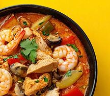 Тайский Том ям с креветками, курицей и грибами