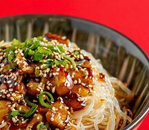 Стеклянная лапша с курицей в соусе терияки