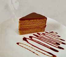 Пирожное Медовик с шоколадной глазурью 