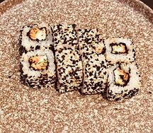 Ролл с жареным лососем