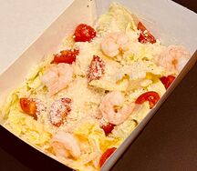 Салат Цезарь с креветками 