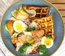 Салат цезарь-вафля с цыпленком