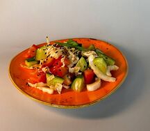 Овощной салат с соусом манго