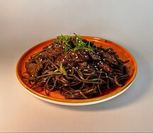 Вок Мраморная говядина в перечном соусе с овощами