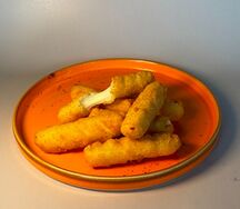 Сырные стики с брусничным соусом