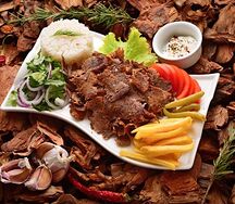 Дёнер на тарелке с говядиной