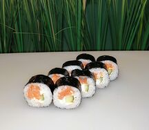 Ролл с лососем и тобикой