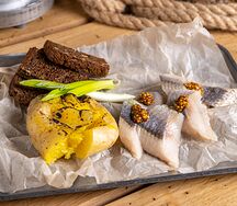 Сельдь в суточном посоле с ржаными гренками и луком