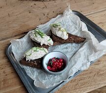 Форшмак из копченой сельди с ремесленным хлебом и моченой брусникой