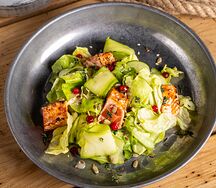 Зеленый салат с обожженным тунцом