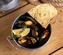 Мидии в соусе помодоро с базиликом