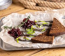 Карпаччо из балтийской кильки с луковым мармеладом и ржаными тостами