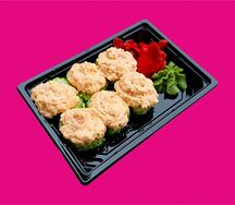 Ролл Эби Урамаки с тартаром из креветки в соусе Спайси