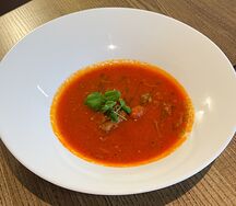 Томатный суп-пюре с рваной говядиной